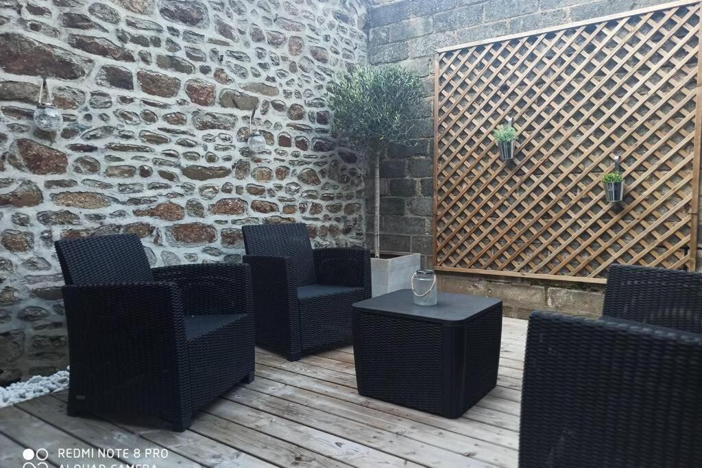 Superbe Appartement Avec Terrasse Au Calme Ernée Esterno foto